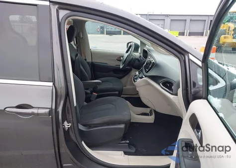 2017 Chrysler Pacifica Touring z USA, uszkodzony, nr VIN 2C4RC1DG2HR636285